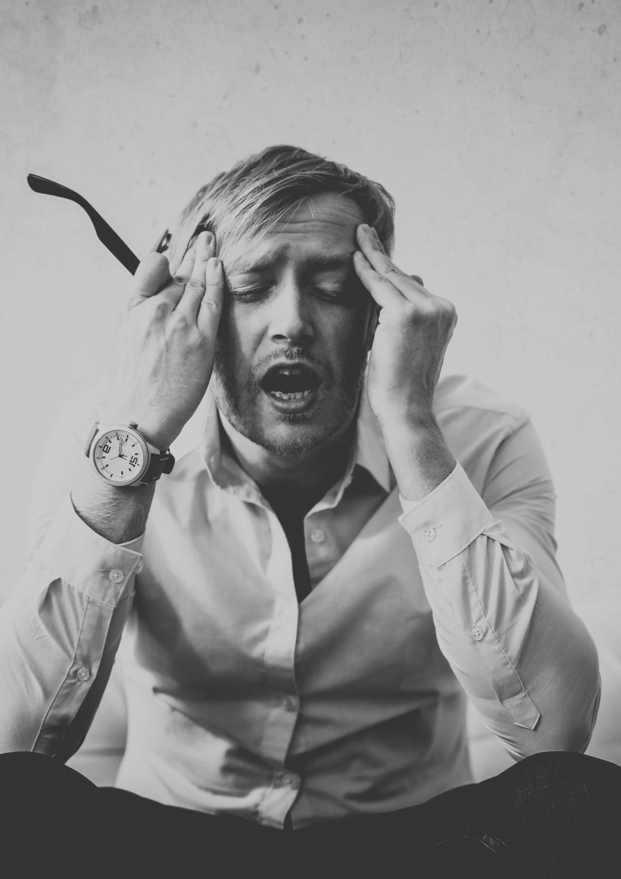 Mann hält sich gestresst den Kopf – Symbolbild für innere Unruhe und Entscheidungschaos